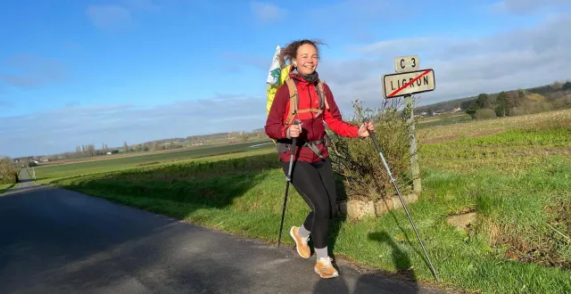 photo  gladys bethancourt, une habitante de beauvais (oise), a couru neuf marathons en neuf jours en traversant la sarthe et le maine-et-loire, notamment (ici à ligron, 72).  &copy;  louis gohin - le maine libre 
