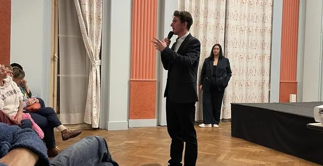 photo  romain laveau a repris ses réunions publiques mardi 24 février après avoir annulé celle prévue le 20 février quartier les banchais.  &copy;  ouest-france 