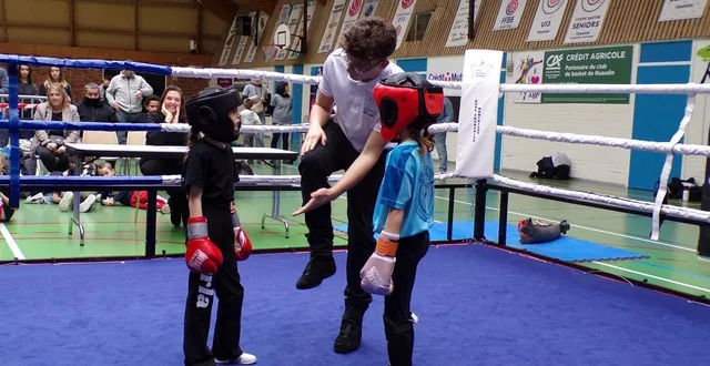 photo  l’arbitre arrête un assaut pour expliquer la faute à une jeune participante.  &copy;  le maine libre 