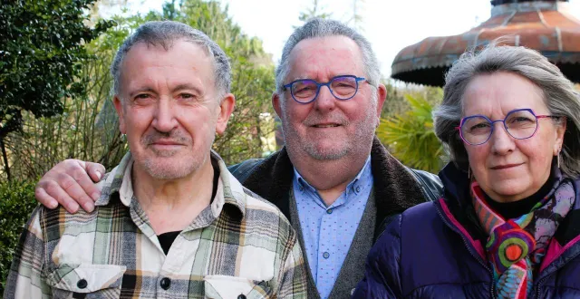 photo  françois jouanneaux (au centre), entouré de marc llongarriu et de nathalie morel, bénévole du passé (ré) créatif.  &copy;  le maine libre 