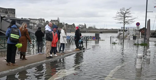 photo  des passants quai des carmes, pendant les crues à angers (maine-et-loire).  &copy;  jérôme fouquet/ouest-france 