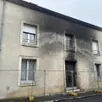 photo  le mans, jeudi 26 février 2026. les flammes se sont propagées à la façade de la maison et des barrières de sécurité ont été posées. 