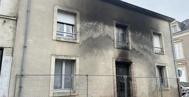 photo  le mans, jeudi 26 février 2026. les flammes se sont propagées à la façade de la maison et des barrières de sécurité ont été posées.  &copy;  le maine libre 