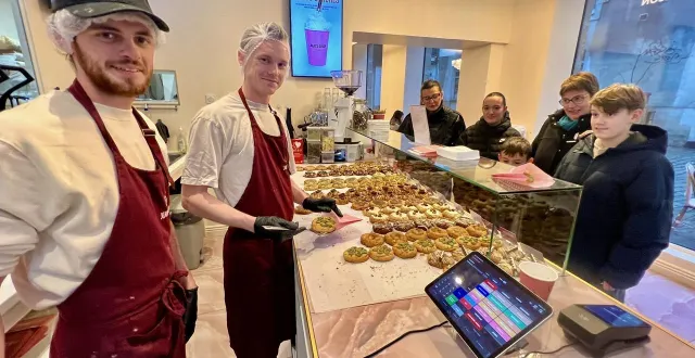 photo  marin jacquier et rémi clavier ont ouvert le magasin franchisé jojo’s dough le 17 janvier, portant à quatre le nombre de boutiques spécialisées dans les cookies à nantes.  &copy;  ouest-france 