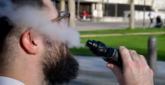 photo  à niort, comme ailleurs, le vapotage ne se dissipe pas. bien au contraire.  &copy;  co - illustration marie delage 