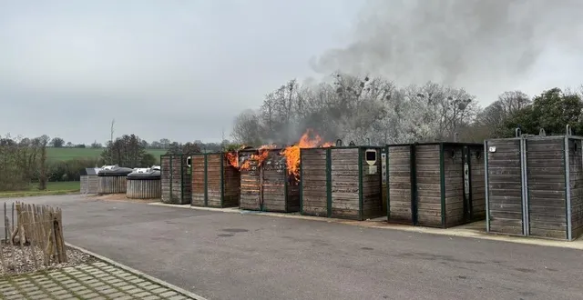photo  les points d’apports volontaires de déchets de igé se sont enflammés vers 11 h 15.  &copy;  ouest-france 
