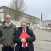 photo  le bâtonnier louis-georges barret et me pierre huriet ont visité ce jeudi matin le local de rétention administrative installé dans la cour intérieure du commissariat de waldeck-rousseau de nantes. 