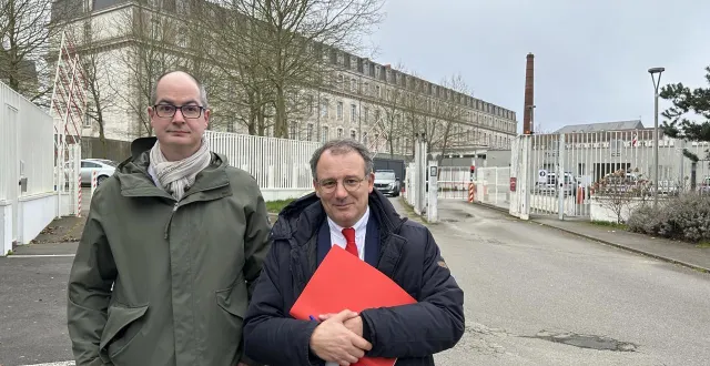 photo  le bâtonnier louis-georges barret et me pierre huriet ont visité ce jeudi matin le local de rétention administrative installé dans la cour intérieure du commissariat de waldeck-rousseau de nantes.  &copy;  ouest france 