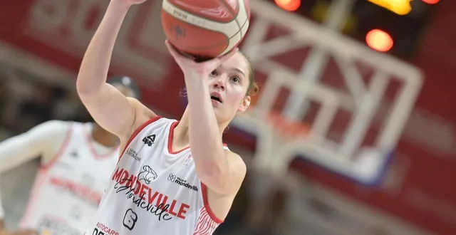 photo  clémence collin ne rejouera pas cette saison.  &copy;  guillaume marie 