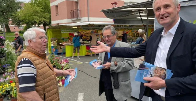 photo  pierre vaugarny (à droite, ici lors de la campagne des législatives en juin 2024), n’est pas parvenu à présenter une liste à la préfecture de la sarthe pour les élections municipales à la ferté-bernard.  &copy;  le maine libre 