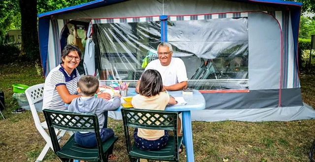 photo  les emplacements nus sur lesquels on plante une tente ont eu la cote en 2025, comme ici à mansigné, dans la sarthe.  &copy;  photo d’illustration - archives le maine libre - yvon loué 