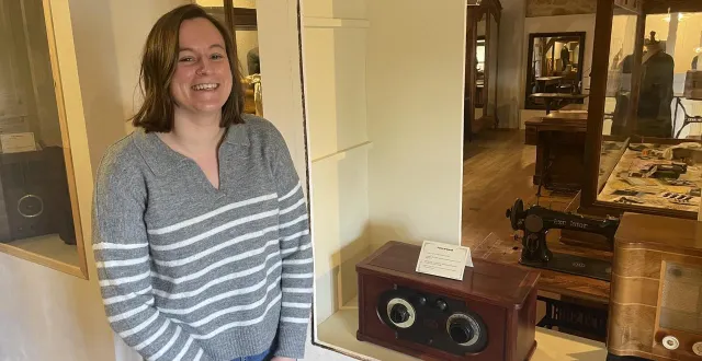 photo  audrey richard, agente d’accueil et médiatrice au musée aux anciens commerces à doué-la-fontaine, guide le public cette saison.  &copy;  co 