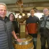 photo  eric poiron, gaëlle douillard, laurent freuchet, denis charbonneau entourant le trophée représenté par un petit tonneau surmonté d’une sculpture en bois. 