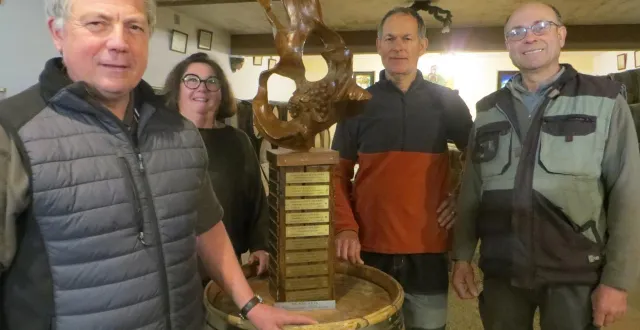 photo  eric poiron, gaëlle douillard, laurent freuchet, denis charbonneau entourant le trophée représenté par un petit tonneau surmonté d’une sculpture en bois.  &copy;  ouest-france 