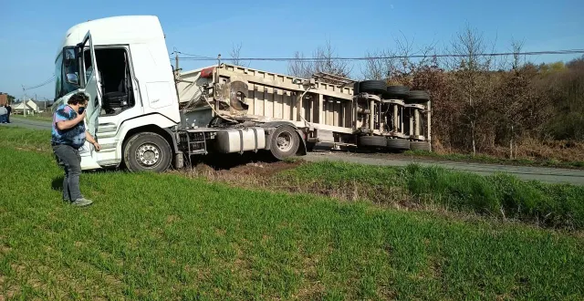 photo  une grue doit intervenir pour enlever le camion. l’intervention devait durer environ trois heures.  &copy;  thomas chambrier 