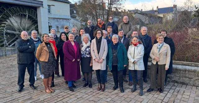 photo  vanessa brault, au centre, entourée de ses colistiers devant l’hydronef de longué. sont absents jacques hemery, linda souchu, julie collard et jean-claude collot.  &copy;  co 