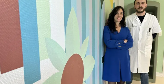 photo  l’artiste maggy +++ avec maxime garron, le cadre du service, devant la fresque réalisée début février au sein de l’espace de calme-retrait et d’apaisement de l’unité « les cytises ».  &copy;  co - julien renon 