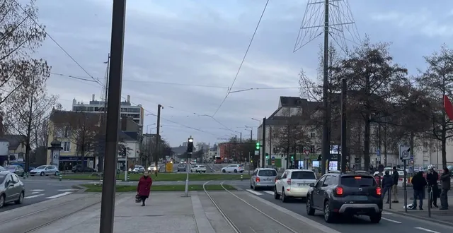 photo  un conducteur, au volant d’une voiture volée, a été pris en chasse par la police avant de terminer sa course dans des poteaux, place adrien-tironneau, au mans.  &copy;  ouest-france 