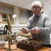 photo  angers, rue rabelais, 4 février 2026. ce microscope qui date de la fin du xviiie siècle est un des trésors de la collection d’instruments scientifiques de l’uco. cette véritable caverne d’ali baba est gérée et animée par six bénévoles, dont georges le guillanton, 88 ans. 