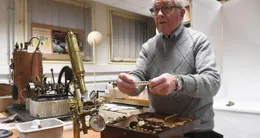 Info insolite  angers, rue rabelais, 4 février 2026. ce microscope qui date de la fin du xviiie siècle est un des trésors de la collection d’instruments scientifiques de l’uco. cette véritable caverne d’ali baba est gérée et animée par six bénévoles, dont georges le guillanton, 88 ans. 