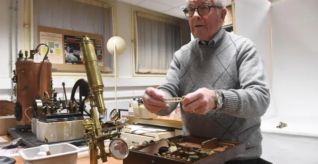photo  angers, rue rabelais, 4 février 2026. ce microscope qui date de la fin du xviiie siècle est un des trésors de la collection d’instruments scientifiques de l’uco. cette véritable caverne d’ali baba est gérée et animée par six bénévoles, dont georges le guillanton, 88 ans.  &copy;  co - michel durigneux 