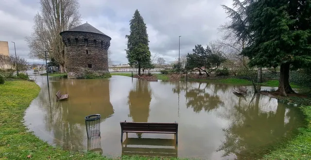 photo  à l’occasion de la première grande crue de ce siècle, la maine étreint à nouveau la tour des anglais. à la base de cette dernière, on distingue encore l’orifice de sortie d’une chaîne qui barrait la rivière.  &copy;  ouest-france 