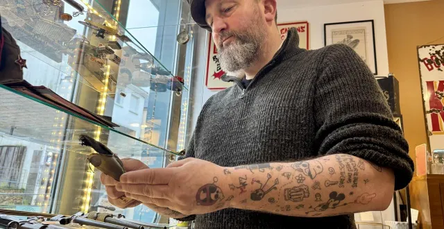 photo  à l’atelier de la récup, à pontivy (morbihan), adrien denis collectionne de nombreux objets qu’il met en vente sur place ou sur des sites spécialisés.  &copy;  ouest-france 