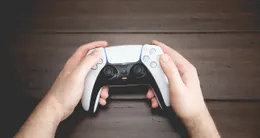 Info insolite  un ingénieur a pu piloter son aspirateur dji romo avec sa manette playstation 5. 