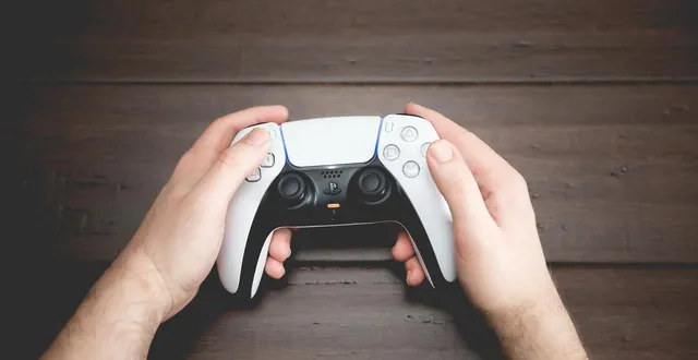 photo  un ingénieur a pu piloter son aspirateur dji romo avec sa manette playstation 5.  &copy;  teamjackson / istock 
