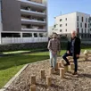 photo  jean-philippe vigner (à droite) et baptiste mocquet sur l’espace de jeu. derrière eux, la succession de réserves d’eau et les enrochements qui traversent une grande partie de la zac. 
