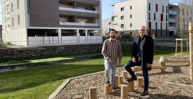 photo  jean-philippe vigner (à droite) et baptiste mocquet sur l’espace de jeu. derrière eux, la succession de réserves d’eau et les enrochements qui traversent une grande partie de la zac.  &copy;  co 