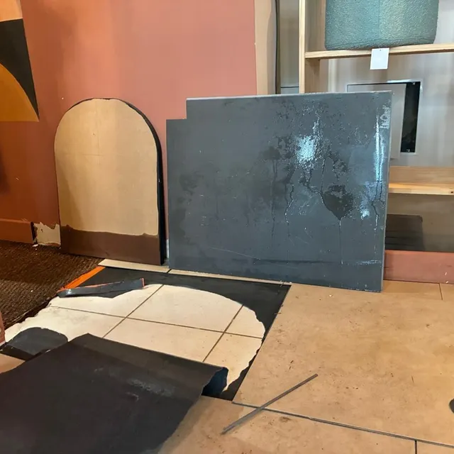 photo le sol est l’entièreté du papier peint sont à refaire dans leur boutique.  ©  ouest-france