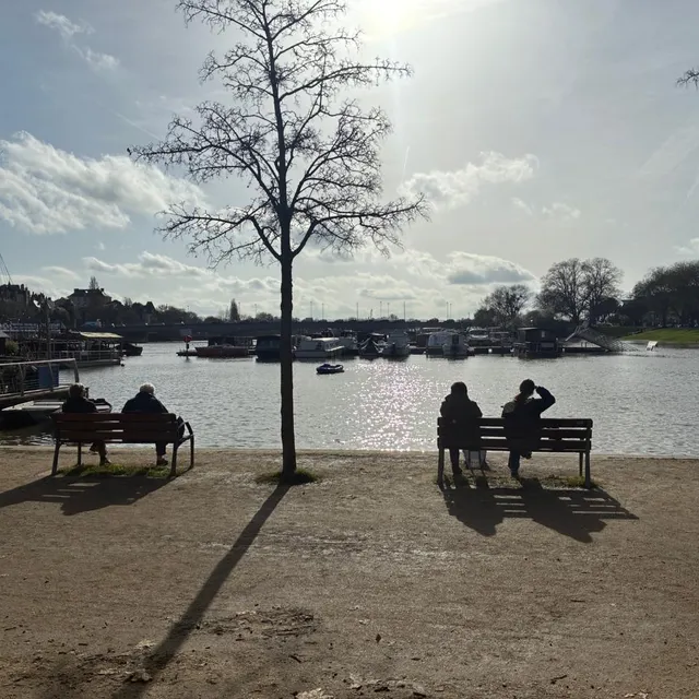 photo sur le quai des carmes, les angevins profitent de la fin des crues et du retour du soleil.  ©  ouest-france