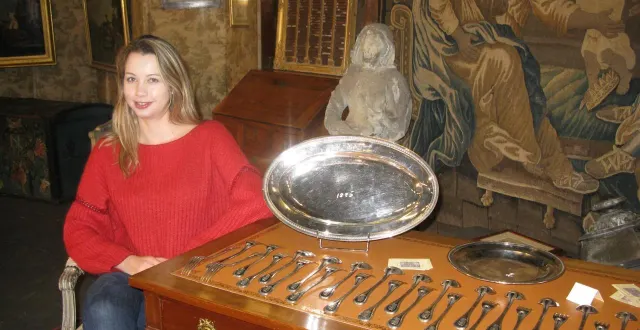 photo  depuis le décès de dany saulnier, sa grand-mère, gina canivet a repris l’organisation des salons de brocante manceaux.  &copy;  ouest-france 