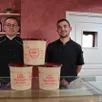 photo sébastien fréteau et morgan bouillon, les gérants de la boucherie « aux petits bouchers du coin » à parcé-sur-sarthe ont remporté une médaille d’argent au concours général agricole pour leur rillette traditionnelle.