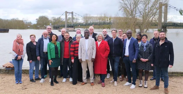 photo  à bouchemaine (maine-et-loire), ousmane cissakho, au centre, présente la liste unir bouchemaine et agir.  &copy;  unir bouchemaine et agir 