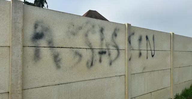 photo  des insultes ont été taguées sur le mur et la palissade de l’habitation d’un ancien élu du lude (sarthe). la maire, béatrice latouche, indique qu’une enquête de gendarmerie est en cours pour en trouver les auteurs.  &copy;  ouest-france 