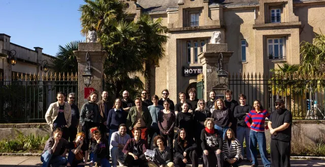 photo  toute l’équipe réunie devant le manoir de la barbacane : lucas b. masson et rita blanco sont assis au premier rang (5e et 6e en partant de la gauche). le film est en coproduction avec trois jours de marche et alajolie.  &copy;  maria labzae 