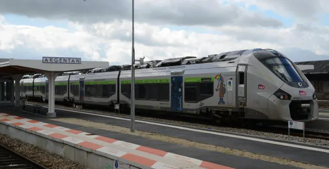 photo  le train entre paris et briouze passe par argentan.  &copy;  archives 