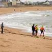 photo des bénévoles de la société nationale de sauvetage en mer (snsm) et des gendarmes sur la plage valentin, à batz-sur-mer (loire-atlantique), le 26 février 2026.