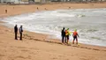 photo  des bénévoles de la société nationale de sauvetage en mer (snsm) et des gendarmes sur la plage valentin, à batz-sur-mer (loire-atlantique), le 26 février 2026. 