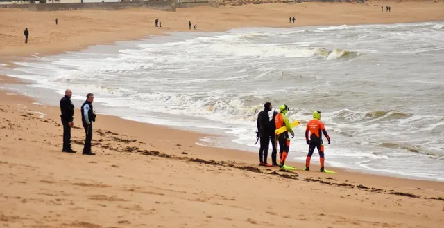 photo  des bénévoles de la société nationale de sauvetage en mer (snsm) et des gendarmes sur la plage valentin, à batz-sur-mer (loire-atlantique), le 26 février 2026.  &copy;  ouest-france 