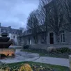 photo  c’est ici, près de la fontaine de la place michel-colombe à saint-pol-de-léon (finistère), que plusieurs personnes ont été blessées par des tirs à la carabine jeudi 26 février 2026, vers 16 h 30. 