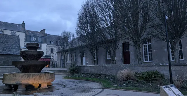 photo  c’est ici, près de la fontaine de la place michel-colombe à saint-pol-de-léon (finistère), que plusieurs personnes ont été blessées par des tirs à la carabine jeudi 26 février 2026, vers 16 h 30.  &copy;  ouest-france 