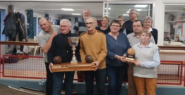 photo  la finale du concours de boule de fort « un contrat au centre » s’est déroulée le dimanche 22 février, à la société le centre de corné. elle a réuni 46 participants : 18 femmes et 28 hommes. chez les hommes, joël fremondière s’est imposé face à christian lusson (12 à 9). chez les femmes, arlette trompette a remporté la finale contre dominique licois (12 à7).  &copy;  co 