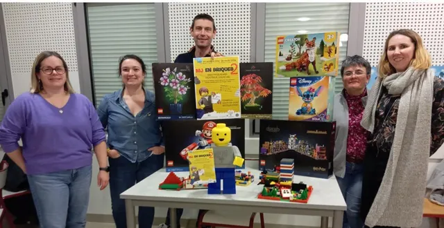 photo  des membres de l’ape en pleine préparation de l’exposition.  &copy;  co 