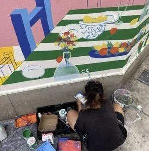 photo  cécile auregan en plein travail sur un autre projet de fresque  &copy;  co 