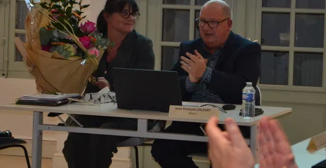 photo  marie-noëlle tendron, secrétaire générale de la mairie et jean-françois zalesny, maire pendant deux mandatures.  &copy;  le maine libre 