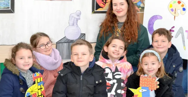 photo  les enfants en vacances élaborent en petits groupes des œuvres d’art avec l’aide de jeunes animateurs.  &copy;  le maine libre 