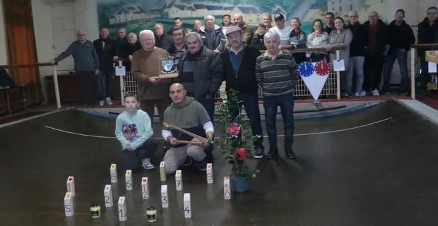 photo  les quatre finalistes posent avec le président et le benjamin de 10 ans, au 1er plan, entourés de tous les sympathisants.  &copy;  co 